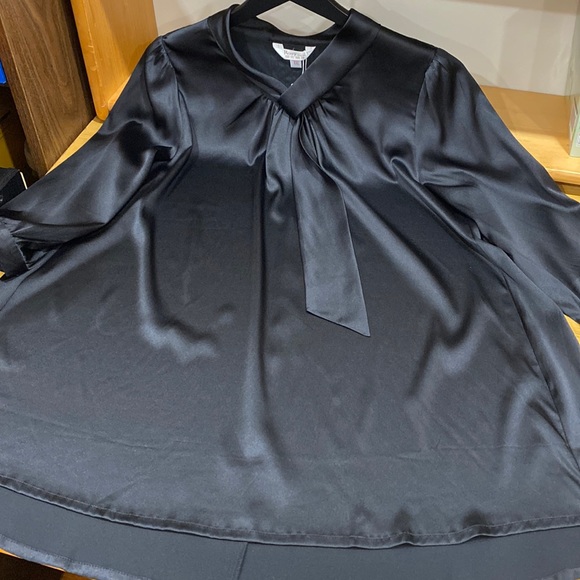 **NWT ** Silk Blouse With Tie-Neck 3/4 Sleeves - Picture 8 of 16
